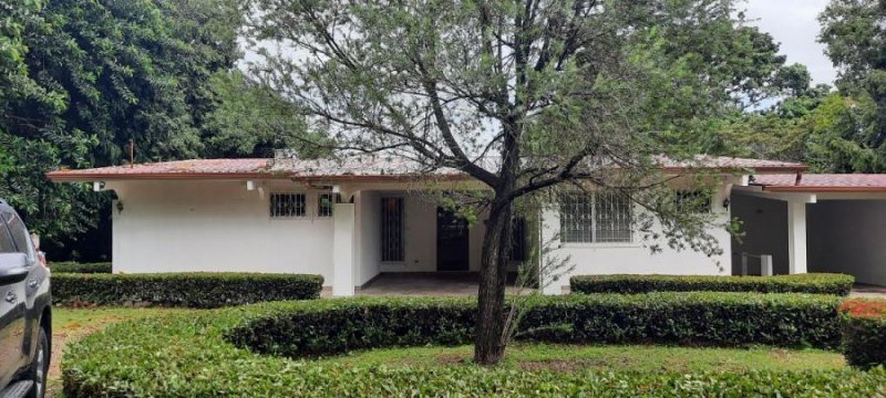 VENDO CASA EN MIRAFLORES - PENONOMÉ  CON GRAN TERRENO