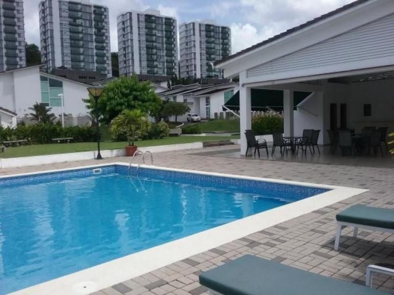 Venta de Terreno de 722 m2 en PH Horizontes, Altos de Panamá 22-3301